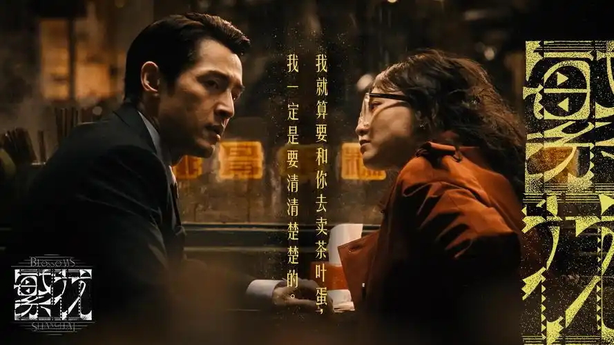 ok电影露天海报墙的夜间放映场与灯串实拍示意